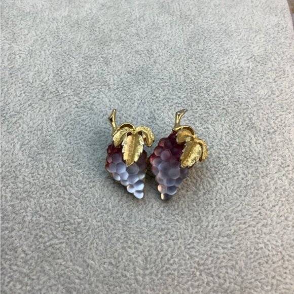 Vintage Art Glass Frosted Grapes brooch - Picture 5 of 6